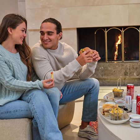 Qafqaz Riverside Hotel Gabala Eksteriør bilde A couple enjoying a relaxing moment at the spa