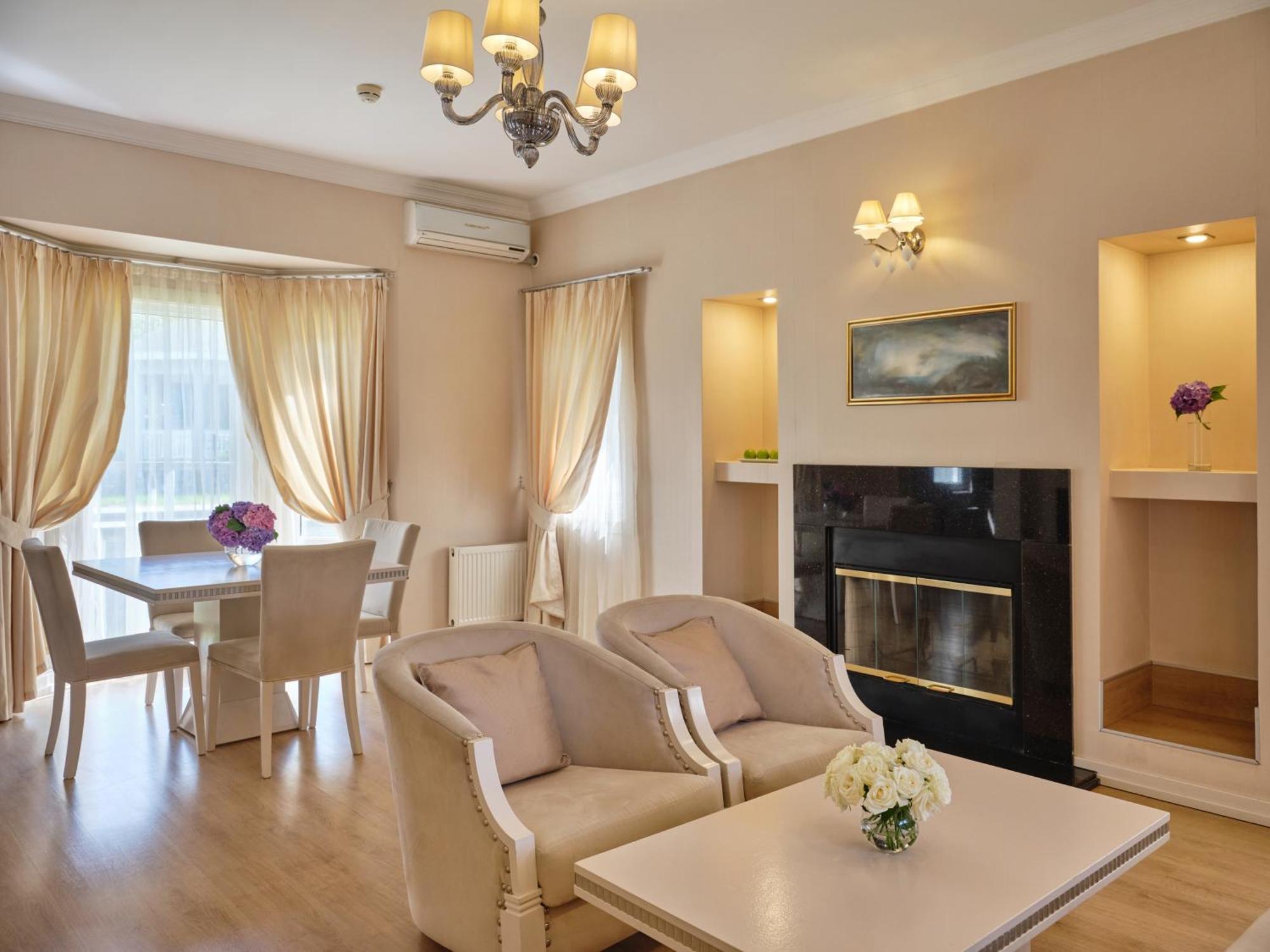 Qafqaz Riverside Hotel Gabala Eksteriør bilde A living room with a fireplace