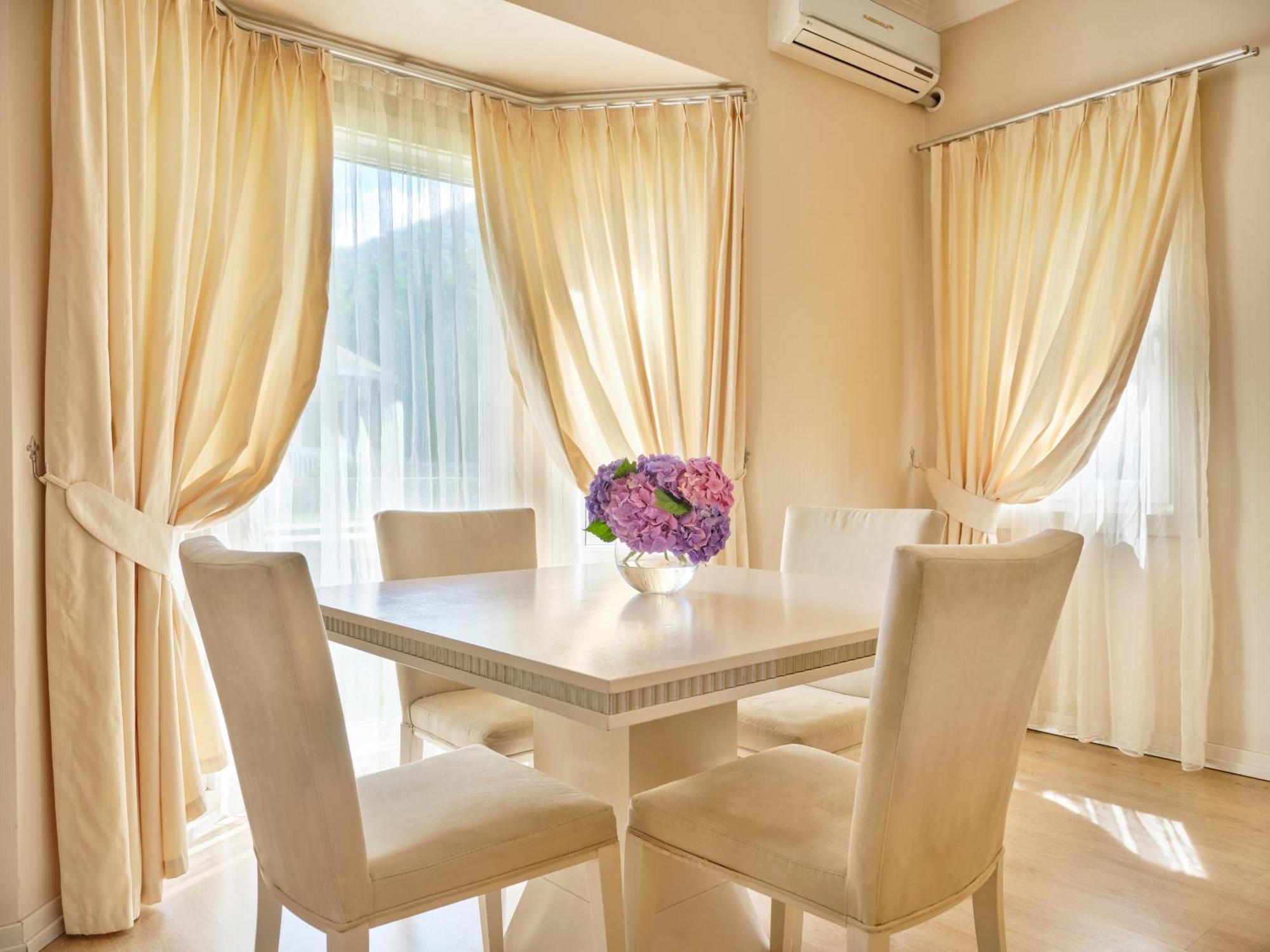 Qafqaz Riverside Hotel Gabala Eksteriør bilde Curtains in a dining room