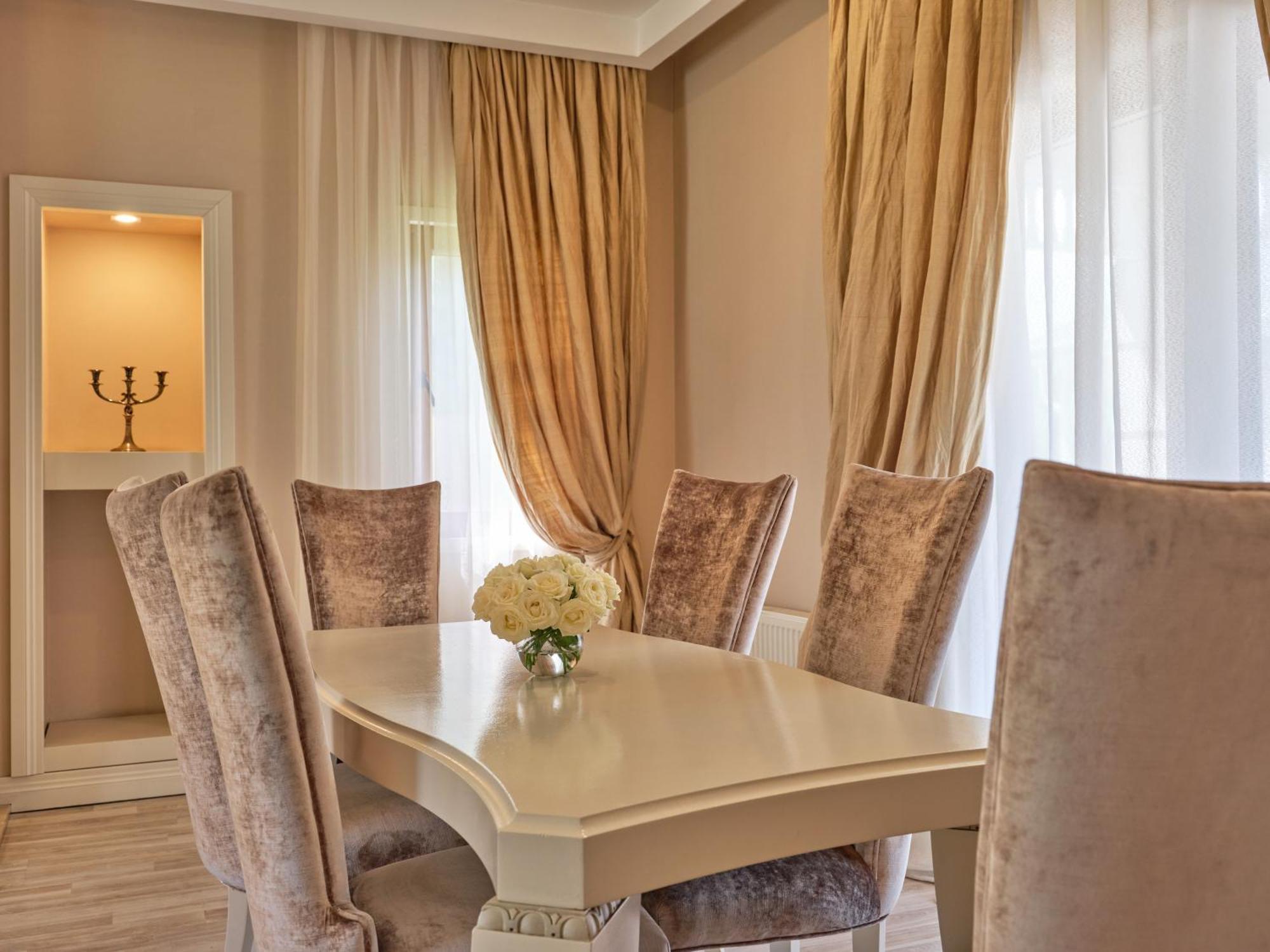 Qafqaz Riverside Hotel Gabala Eksteriør bilde A dining room