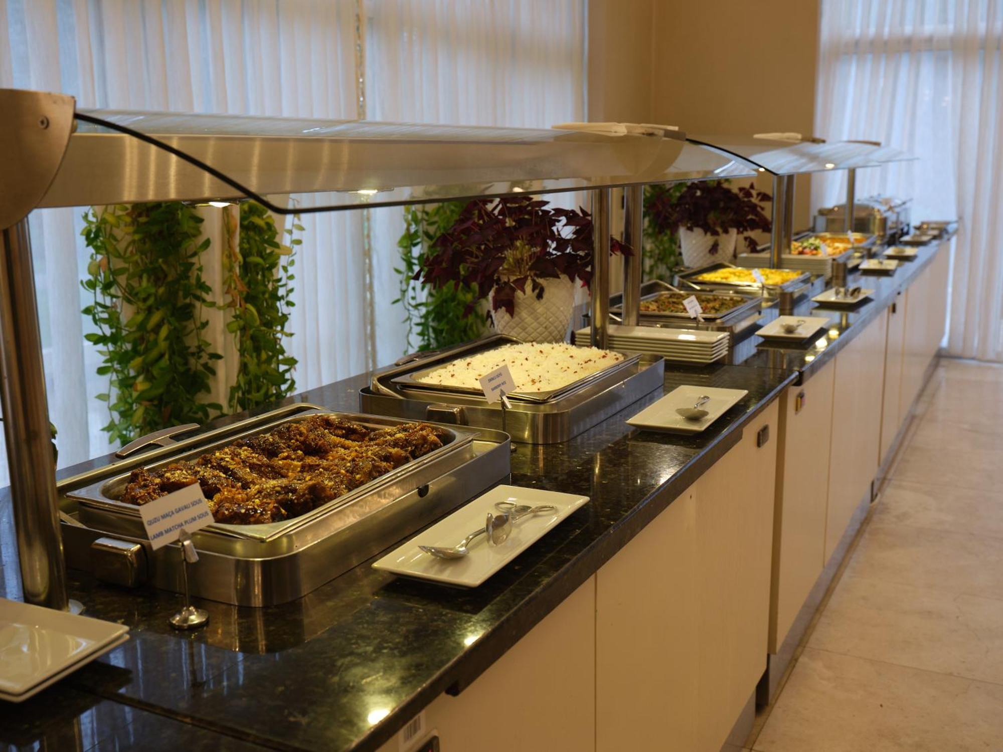 Qafqaz Riverside Hotel Gabala Eksteriør bilde A buffet at a hotel