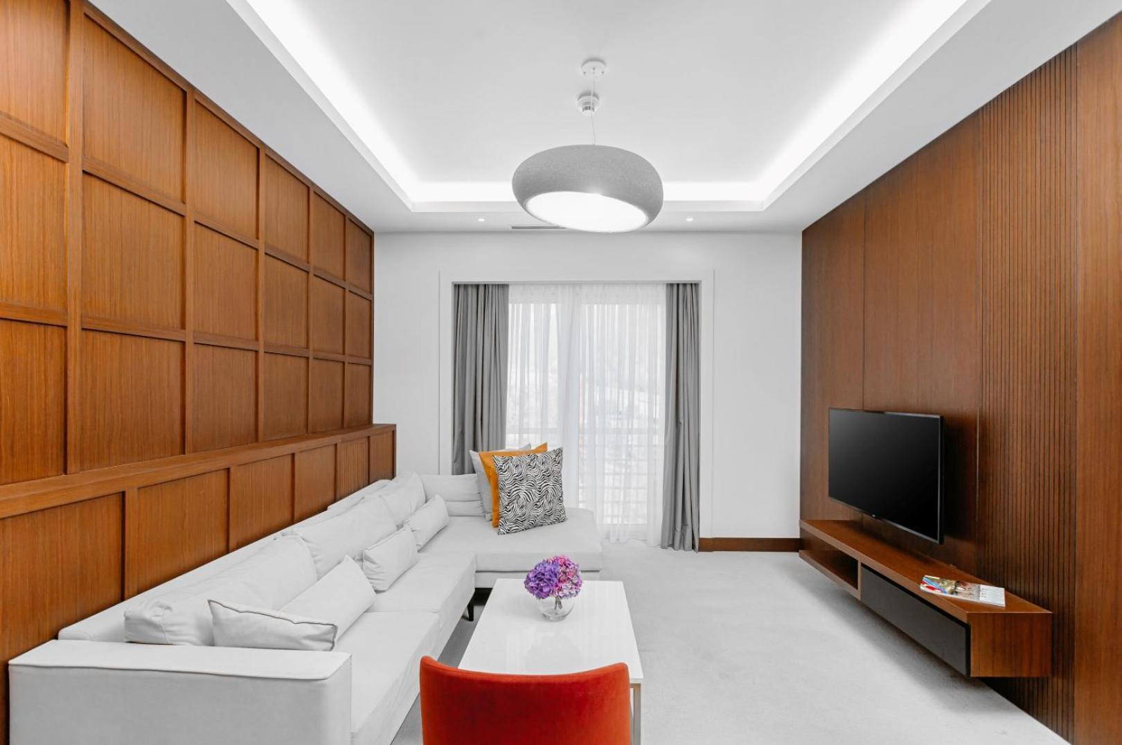 Qafqaz Riverside Hotel Gabala Eksteriør bilde A living room with a white ceiling